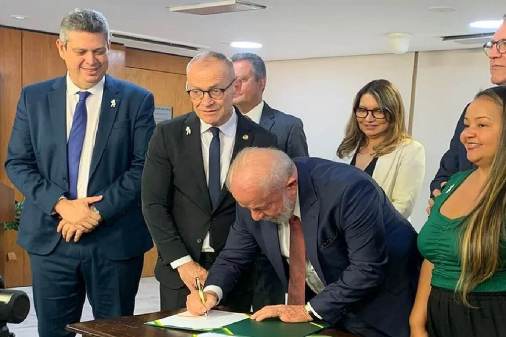 Lula assina Projeto de Lei que custeia pagamento de piso da enfermagem