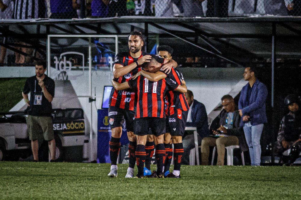 Vitória goleia novamente e segue 100% na Série B