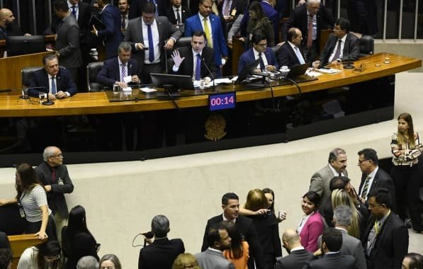 Congresso aprova recursos para piso da enfermagem e aumento dos servidores federais