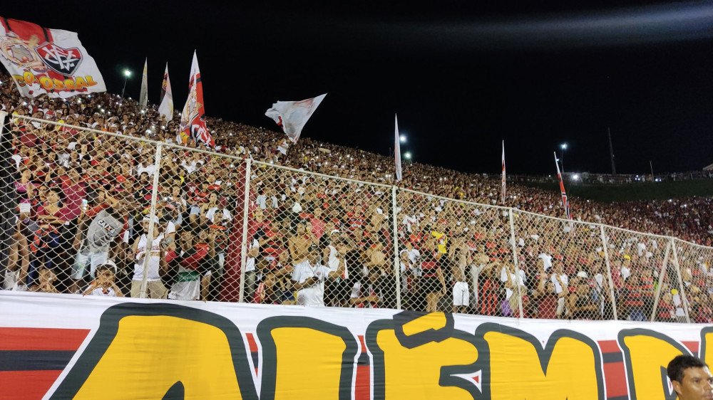 Empurrado pela torcida, Vitória vence Londrina e continua 100% na Série B