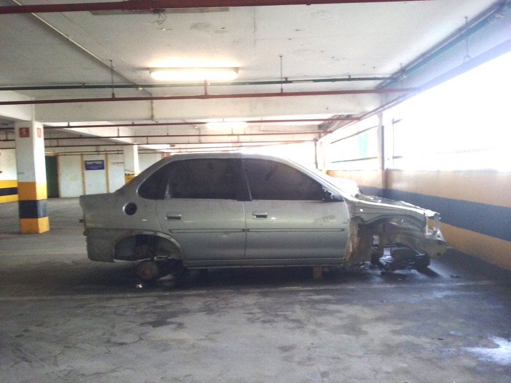 Candeias: Veículo é abandonado em estacionamento e peças são roubadas