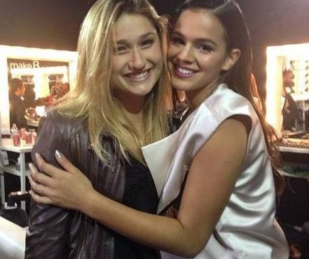 Bruna Marquezine faz “carinho” no cabelo de Sasha Meneghel e leva bronca