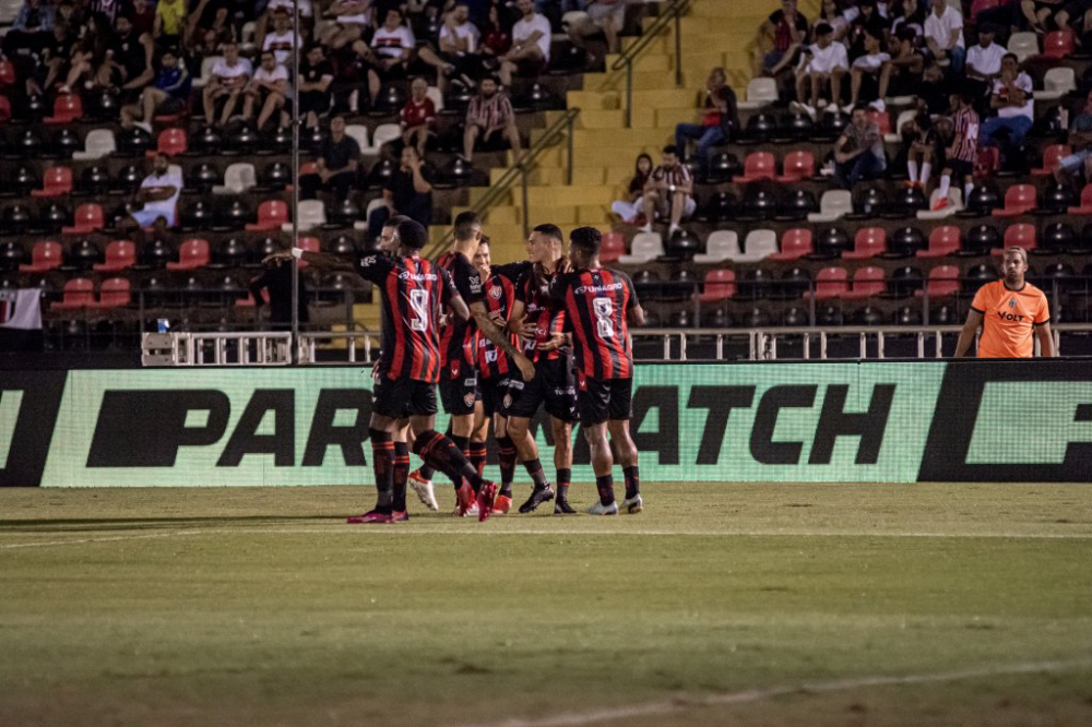 Quando a fase é ótima: Vitória faz gol em dias diferentes, vence a quarta seguida e é lider isolado da Série B