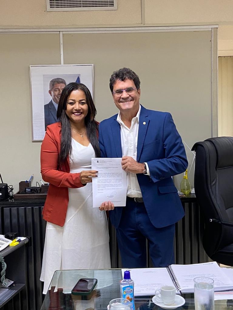 Marivalda entrega ao Secretário de Desenvolvimento Econômico, Lei Municipal de Incentivos Fiscais para atrair empresas e gerar emprego em Candeias