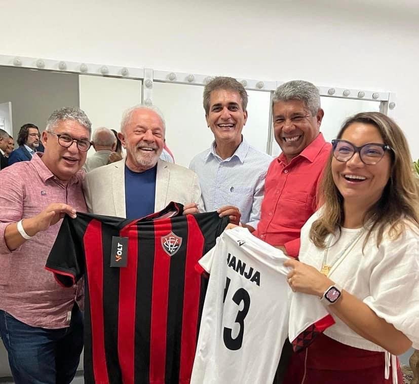 Declarado torcedor, Lula é presenteado com camisa do Vitória, em Salvador.