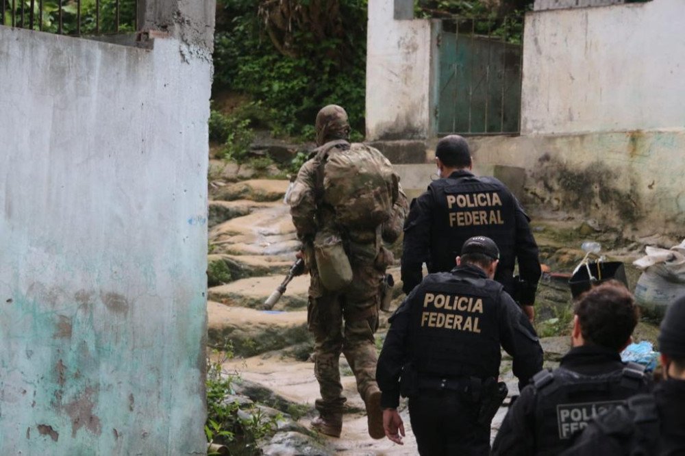 PF, PM, PC e Marinha deflagram operação em Salvador e Candeias contra facção criminosa relacionada ao tráfico de drogas e assalto a instituições financeiras na Bahia