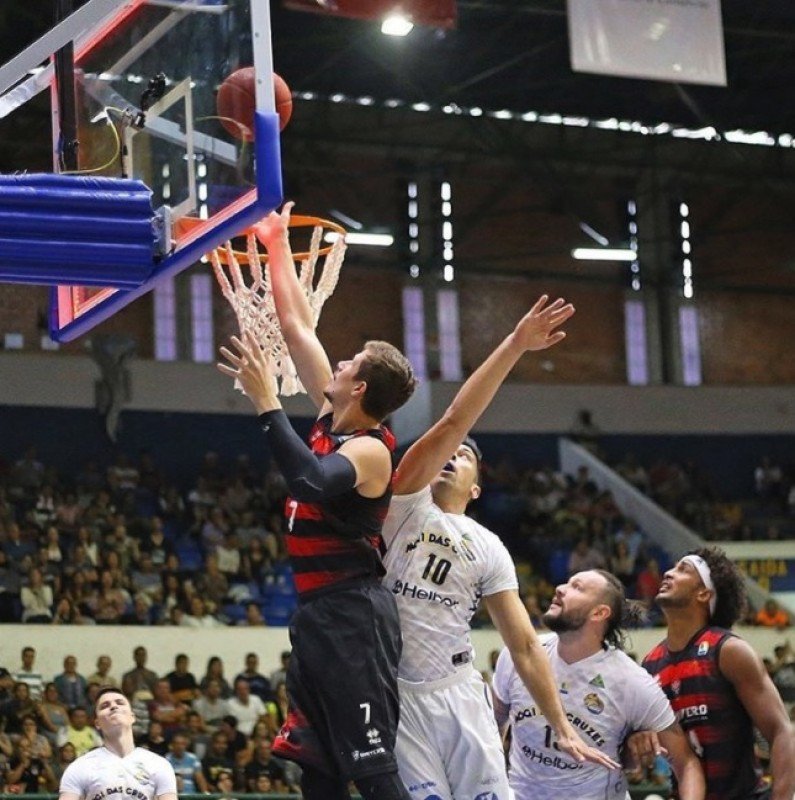 Vitória vence o Mogi faz história e está na semifinal do NBB