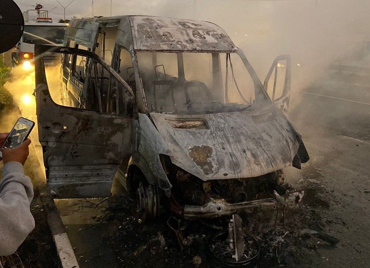 Dançarina Jessie Oliveira tranquiliza fãs, após Van que transportava banda Lambasaia pegar fogo na RMS