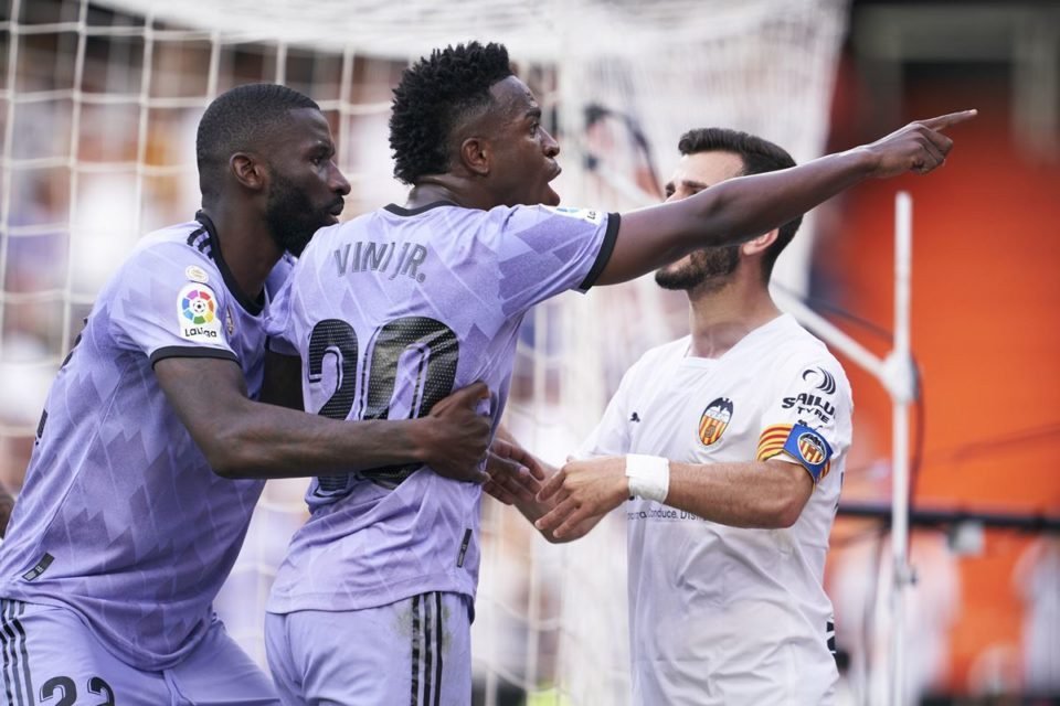 Mais uma vez: Vini Jr sofre racismo em jogo do Real contra o Valencia