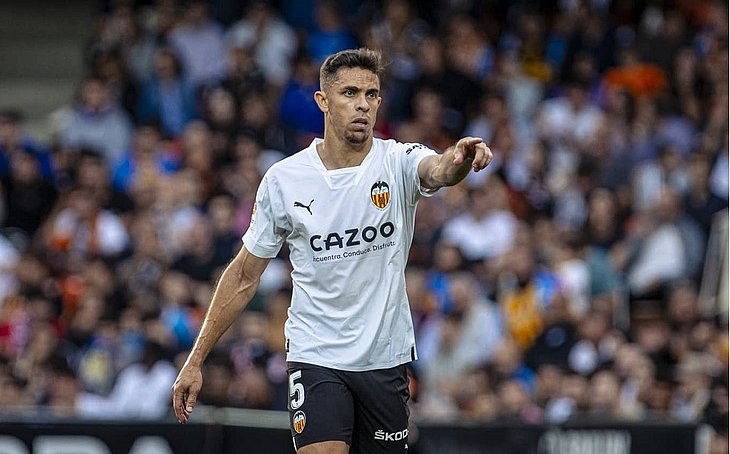 Ex-Vitória: Gabriel Paulista exalta torcida do Valencia após racismo a Vini