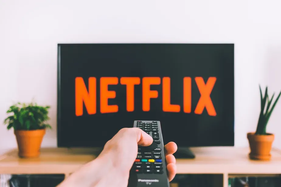 Procon notifica Netflix por cobrança no compartilhamento de senhas