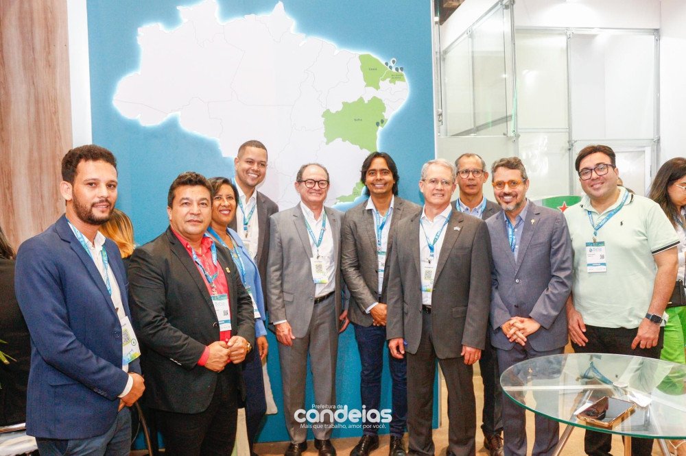 Prefeito e vereadores prestigiam lançamento de livro sobre 