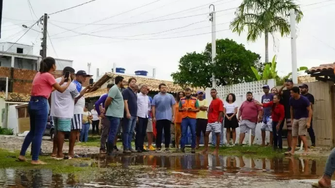 “Vamos dar atenção às pessoas atingidas pelas chuvas”, afirma Jerônimo em visita à região de Subaúma