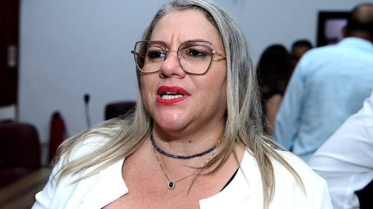 Presidente da Câmara de Vereadores de Madre de Deus, Mirlene Dourado sofre perseguição política com fake news na internet.