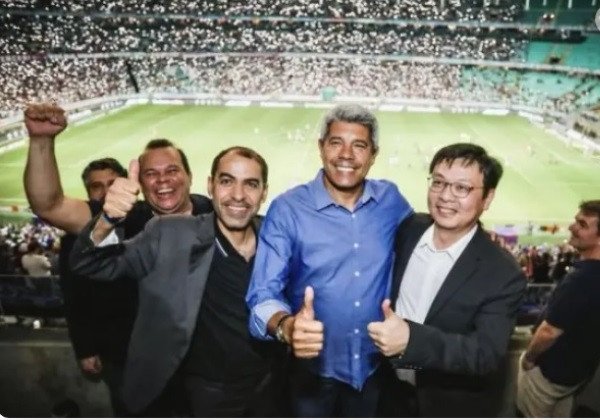 Rubro-negro, Jerônimo assiste jogo do Bahia ao lado de embaixador árabe e presidente da BYD