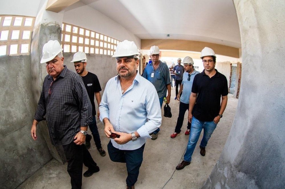 Madre de Deus: Prefeito vistoria obras de pavimentação de ruas e reconstrução de equipamentos públicos