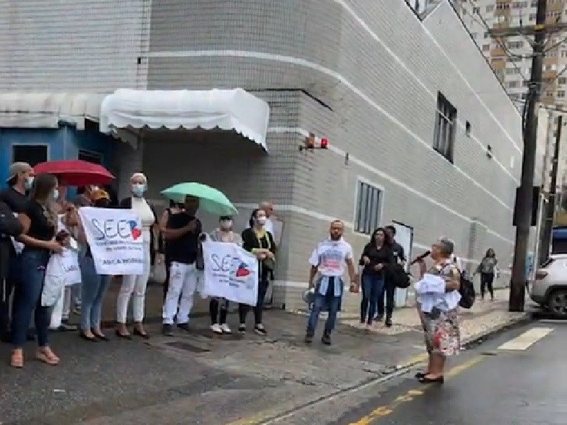 Enfermeiros do Hospital Português protestam contra cortes no pagamento