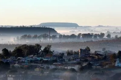 Frente fria chega ao Brasil, traz chuvas e derruba temperaturas