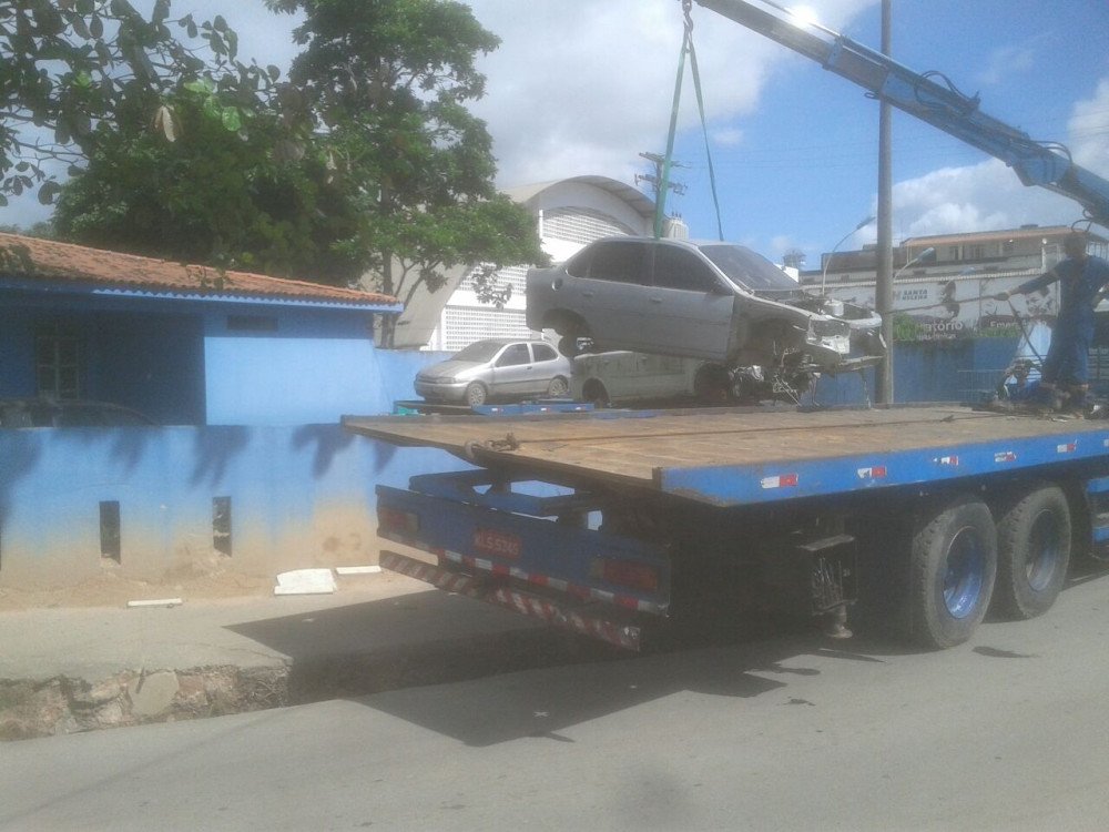 Prefeitura de Candeias retira carros abandonados em frente a delegacia