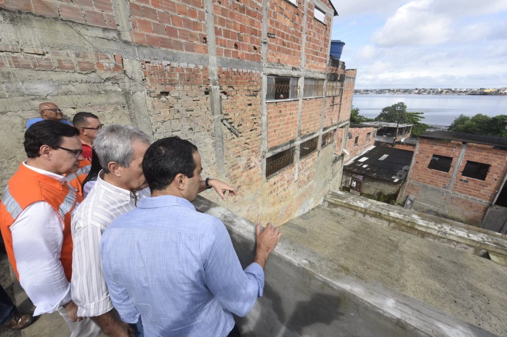 Mais de 100 famílias são beneficiadas com entrega de contenção de encosta no Lobato