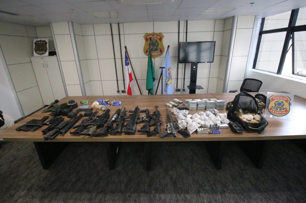 PF, PM e PC interceptam bonde e, com 13 fuzis, realizam a maior apreensão desse tipo de armamento em um único dia na Bahia