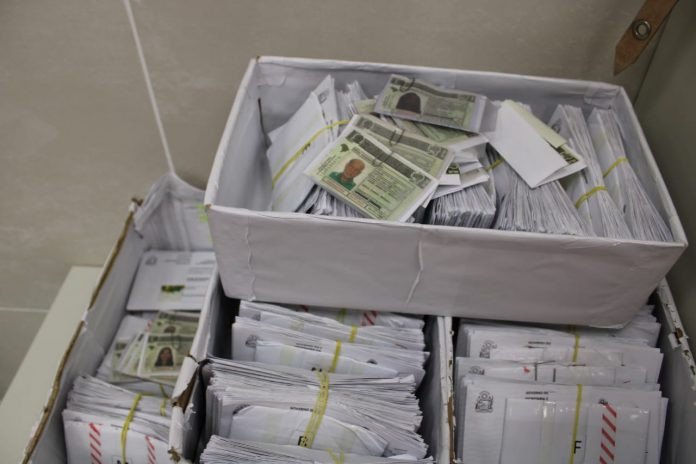 Com mais de 45 mil CNHs aguardando retirada, Detran-BA informa que condutores devem atualizar documentação antes de viajar