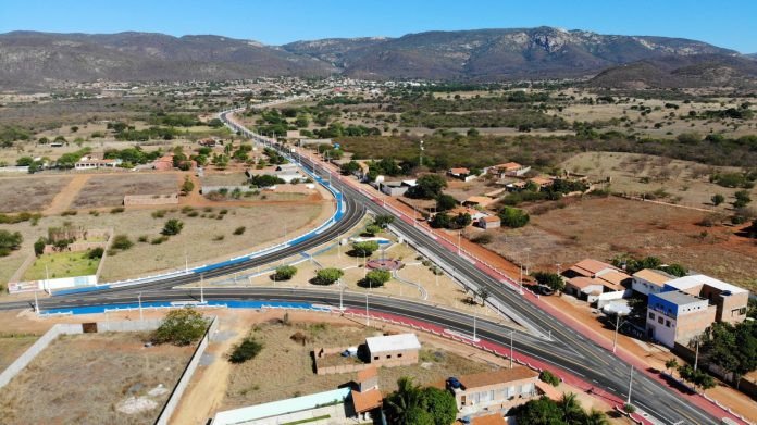 Governo do Estado entrega, em Oliveira dos Brejinhos, obra de infraestrutura e unidades de processamento de frutas e mandioca
