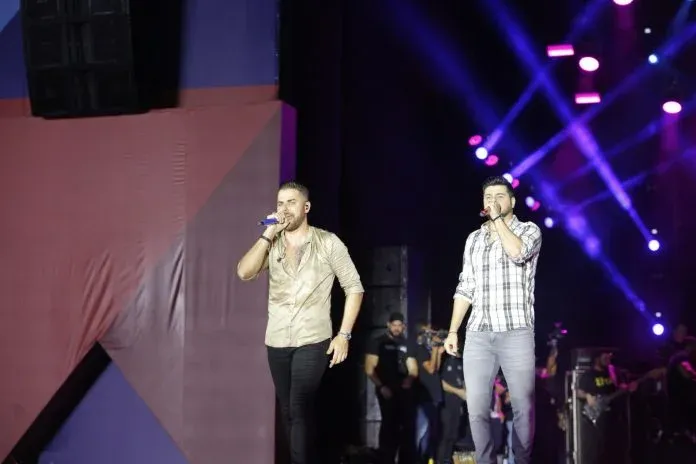 Dupla Zé Neto e Cristiano coloca o público para cantar em Salvador