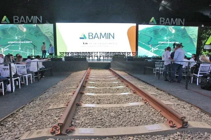Ao lado de Lula, Jerônimo acompanha início de obras de novo trecho da Ferrovia de Integração Oeste-Leste