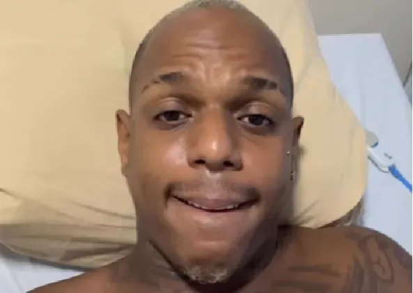 Vocalista de 'Oh Polêmico' recebe alta médica após passar mal em show