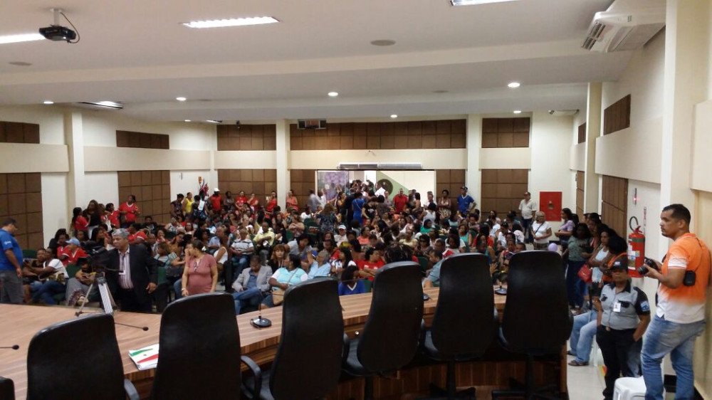 Servidores de Candeias realizam ato na Câmara Municipal por reajuste salarial