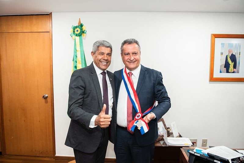 Em Brasília, Jerônimo condecora ministro Rui Costa com medalha da Ordem 2 de Julho