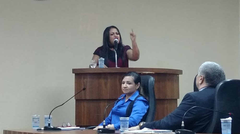 Sob aplausos e vaias , Marivalda da Silva (PT) é empossada Vereadora