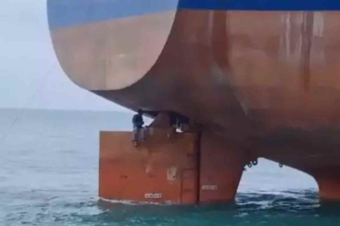 Nigerianos que viajavam em leme de navio são resgatados pela PF