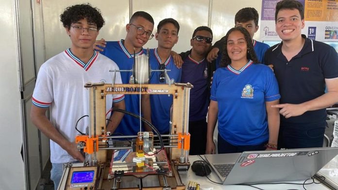 Estudantes da rede estadual apresentam projetos científicos durante a 8ª Expo Santana, no Oeste