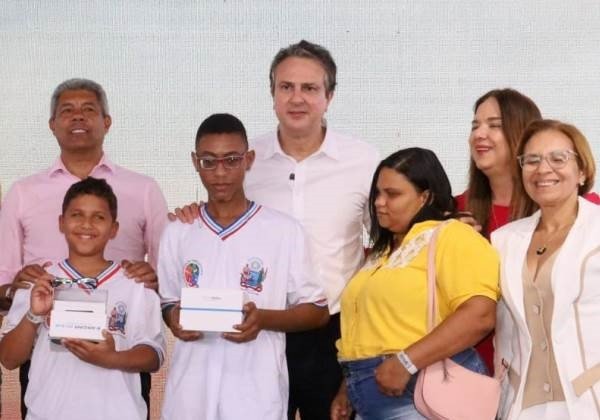 Jerônimo entrega colégio de tempo integral e adere a programas federais