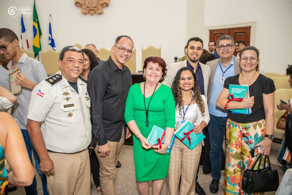 Aluno da Rede Municipal de Madre de Deus recebe medalha de prata em Olímpiada Nacional de Matemática