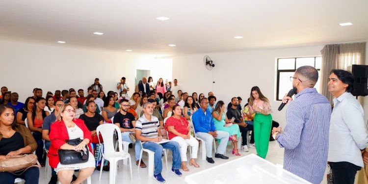 Prefeito empossa novos servidores aprovados em concurso público