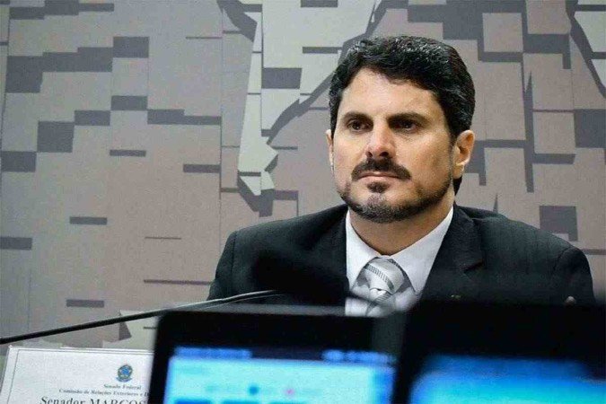 Do Val diz que ideia de golpe foi de Silveira e pretendia contar a Moraes