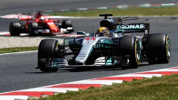 Em duelo à parte, Hamilton supera Vettel e vence na Espanha
