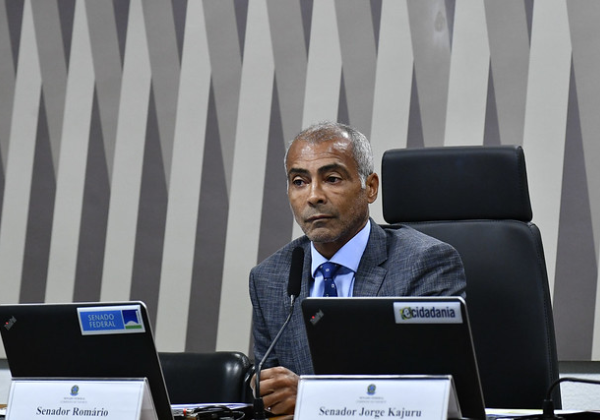 Romário recebe alta hospitalar após 13 dias internado