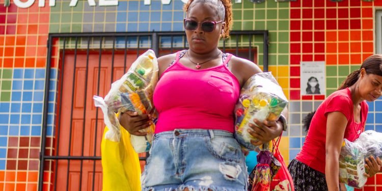 Prefeitura beneficia centenas de famílias com a entrega de cestas básicas