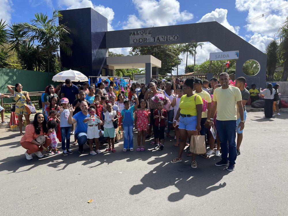 Dezenas de crianças de Candeias visitam o zoológico pela primeira vez