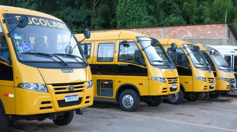 Catu: Prefeito do PT fortalece educação com a aquisição de 12 novos veículos
