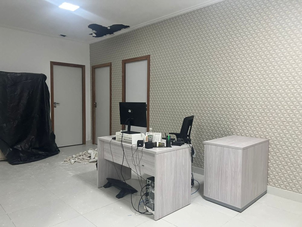 Candeias: Prefeitura informa que vazamento derrubou teto de gesso em três salas no paço municipal; local foi isolado pela Defesa Civil