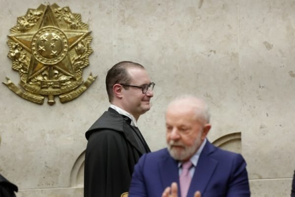 Com presença de Lula, Cristiano Zanin toma posse como ministro do STF