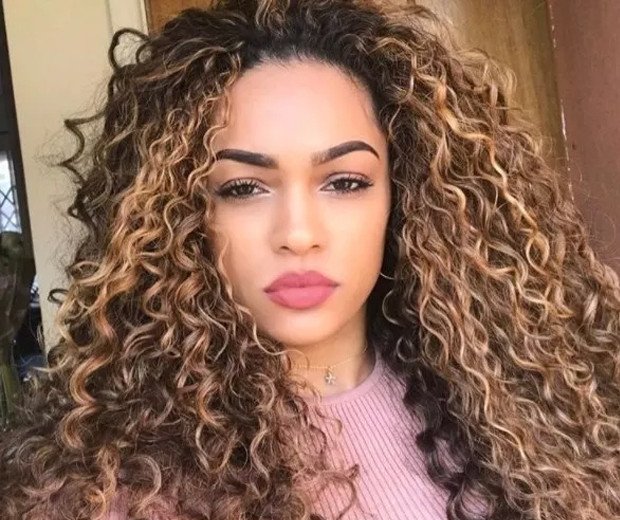 Mulher diz que não consegue namorado por ser 'muito bonita'