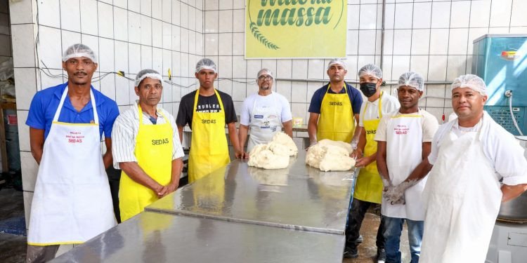 Prefeitura de Candeias oferece curso de panificação para famílias atendidas pelo CRAS