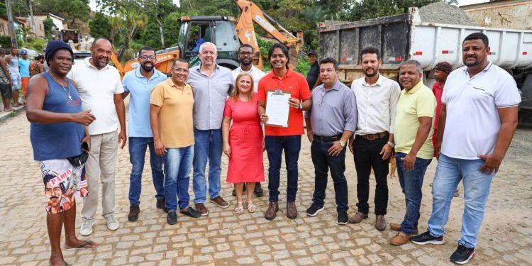 Candeias: Em comemoração ao aniversário da cidade, Gestão assina Ordem de Serviço para pavimentação do Malembá de Baixo