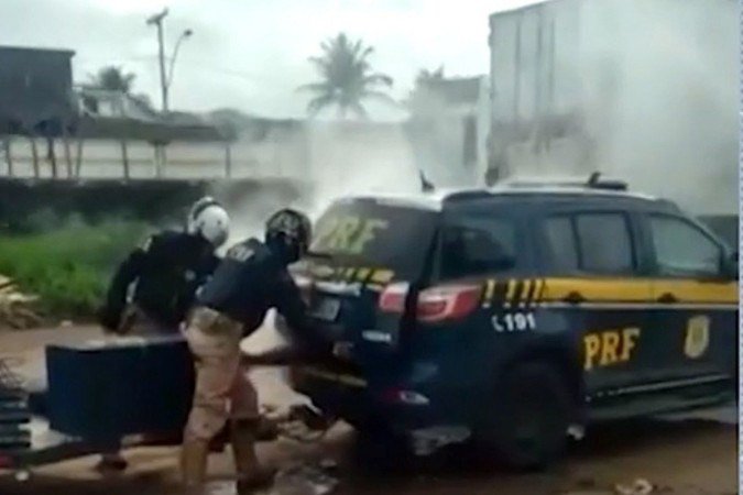 Dino assina demissão de policiais envolvidos na morte de Genivaldo